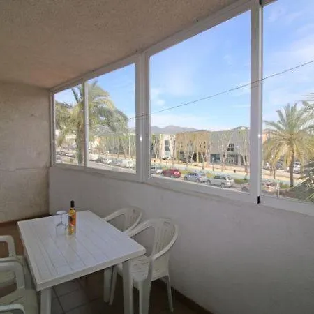 Апартаменты Sleeps 5 Pool Air Con